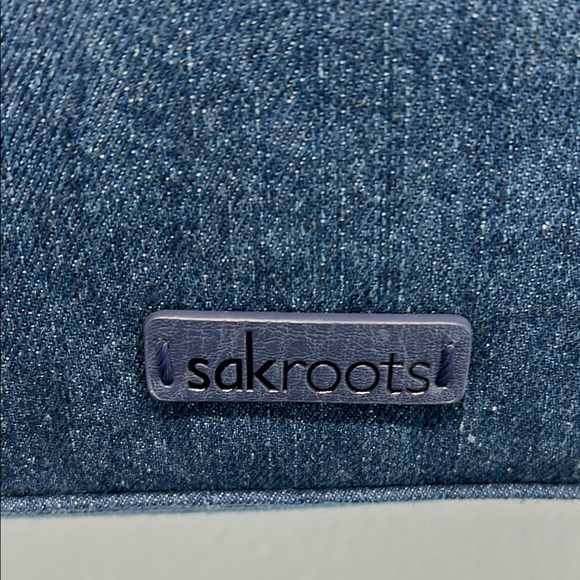 Sakroots Crossbody Bag with Floral Embroidery 🌼🍂🐝 - Picture 9 of 13